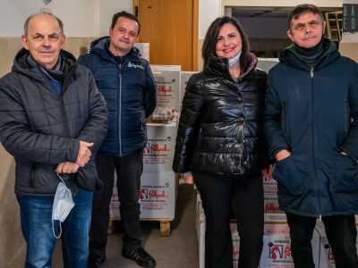 E nel frattempo ci raggiungono anche lo storico dipendente Giuseppe e i due nipoti che un giorno erediteranno l'attivit�: Antonio e Nicla. �Generalmente preferiamo gli avicoltori che monitorano le galline in gabbia - evidenzia la donna - perch� quelle libere di muoversi sono pi� soggette all'influenza aviaria�